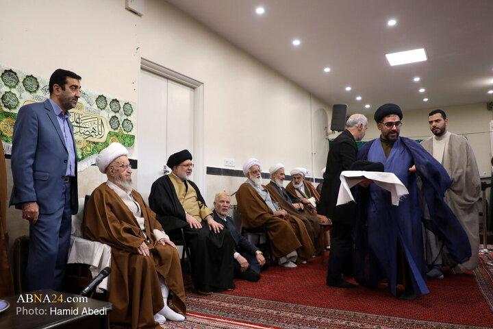مراسم عمامه‌گذاری جمعی از طلاب در سالروز نیمه شعبان