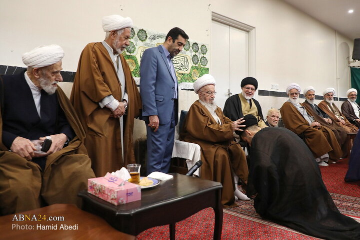مراسم عمامه‌گذاری جمعی از طلاب در سالروز نیمه شعبان
