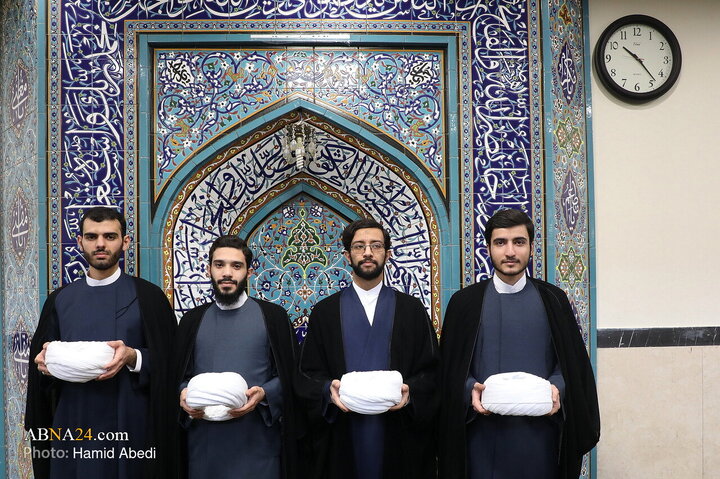 مراسم عمامه‌گذاری جمعی از طلاب در سالروز نیمه شعبان