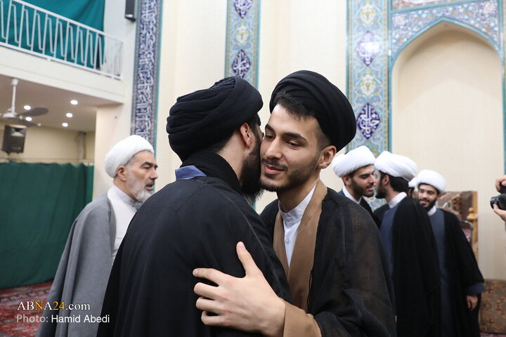 مراسم عمامه‌گذاری جمعی از طلاب در سالروز نیمه شعبان