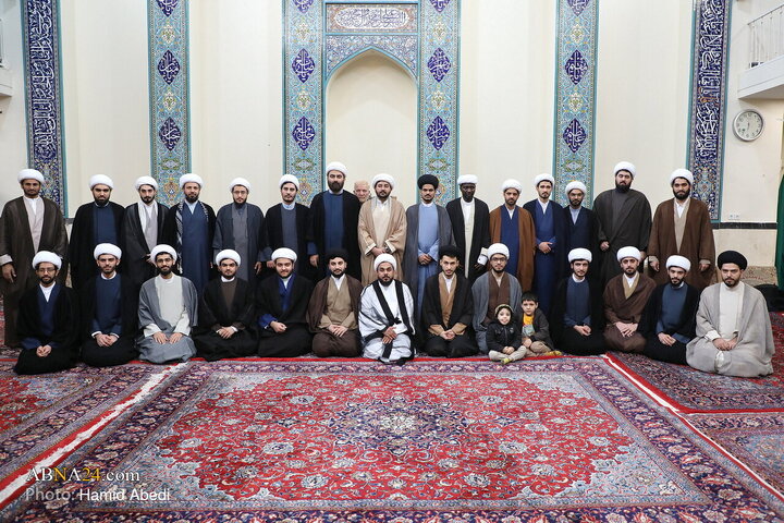 مراسم عمامه‌گذاری جمعی از طلاب در سالروز نیمه شعبان
