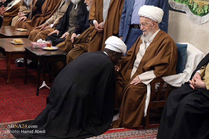 مراسم عمامه‌گذاری جمعی از طلاب در سالروز نیمه شعبان