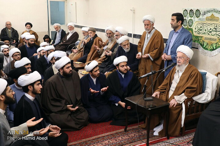 مراسم عمامه‌گذاری جمعی از طلاب در سالروز نیمه شعبان