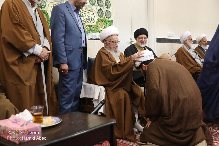 مراسم عمامه‌گذاری جمعی از طلاب در سالروز نیمه شعبان