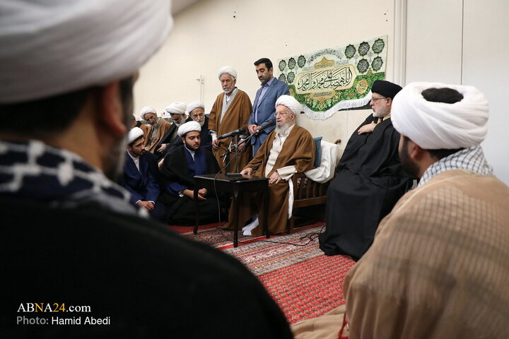 مراسم عمامه‌گذاری جمعی از طلاب در سالروز نیمه شعبان