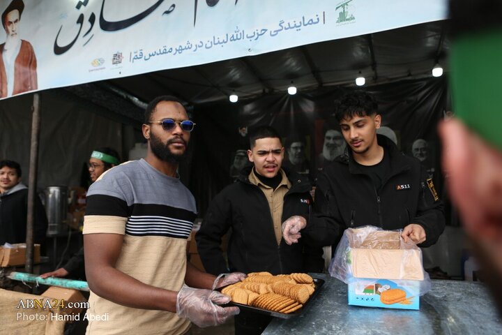 پیاده روی زائران در روز نیمه‌شعبان به سمت مسجد جمکران