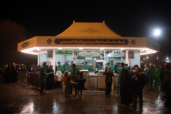 پذیرایی مواکب از زائران فاطمی در شام میلاد امام زمان(عج)