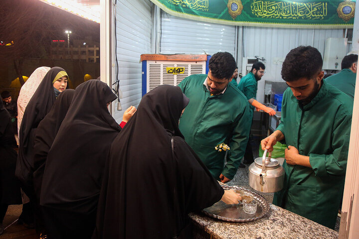 Photos: Mawkebs Serve Hazrat Masoumeh Pilgrims on Eve of Imam al‑Mahdi’s Birth Anniversary