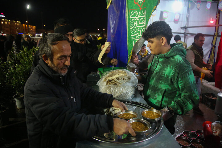 Photos: Mawkebs Serve Hazrat Masoumeh Pilgrims on Eve of Imam al‑Mahdi’s Birth Anniversary