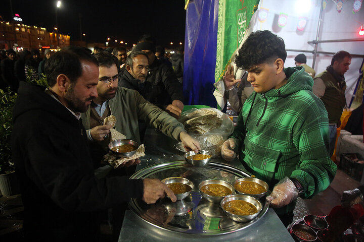 Photos: Mawkebs Serve Hazrat Masoumeh Pilgrims on Eve of Imam al‑Mahdi’s Birth Anniversary