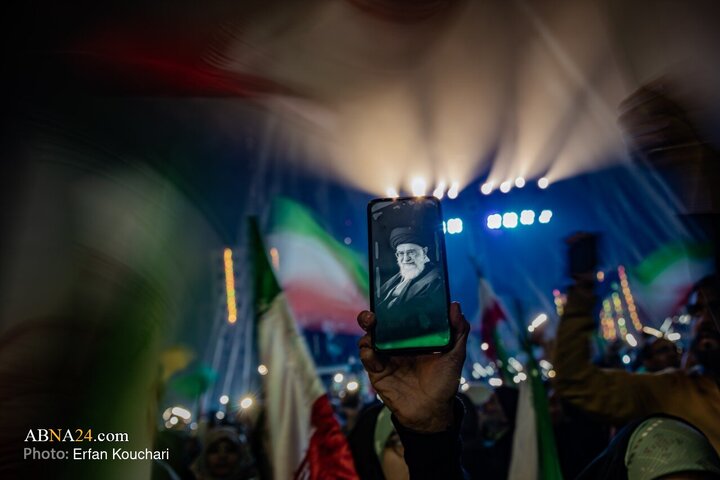 اجتماع خانوادگی منتظران مهدی (عج) و بزرگداشت یاد شهدای اخیر در مسیر میدان ولیعصر(عج) تا میدان هفت تیر تهران با حضور گسترده مردم و در زیر بارش باران چهارشنبه (۱۵ بهمن ۱۴۰۴) همزمان با نیمه شعبان برگزار شد.
