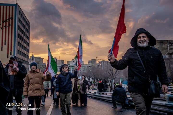 اجتماع خانوادگی منتظران مهدی (عج) و بزرگداشت یاد شهدای اخیر در مسیر میدان ولیعصر(عج) تا میدان هفت تیر تهران با حضور گسترده مردم و در زیر بارش باران چهارشنبه (۱۵ بهمن ۱۴۰۴) همزمان با نیمه شعبان برگزار شد.