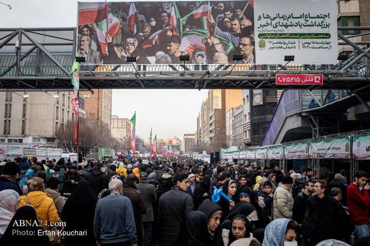 اجتماع خانوادگی منتظران مهدی (عج) و بزرگداشت یاد شهدای اخیر در مسیر میدان ولیعصر(عج) تا میدان هفت تیر تهران با حضور گسترده مردم و در زیر بارش باران چهارشنبه (۱۵ بهمن ۱۴۰۴) همزمان با نیمه شعبان برگزار شد.