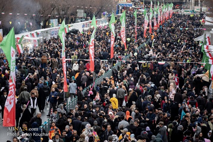 اجتماع خانوادگی منتظران مهدی (عج) و بزرگداشت یاد شهدای اخیر در مسیر میدان ولیعصر(عج) تا میدان هفت تیر تهران با حضور گسترده مردم و در زیر بارش باران چهارشنبه (۱۵ بهمن ۱۴۰۴) همزمان با نیمه شعبان برگزار شد.