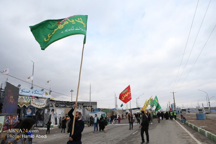 هزاران نفر از زائران در سالروز نیمه شعبان از طریق المهدی(عج) به سمت مسجد مقدس جمکران حرکت کردند تا بیعتی مجدد با امام زمان(ع) خود ببندند.