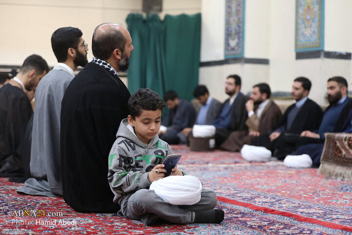 همزمان با سالروز میلاد امام زمان (عج)، چهارشنبه (۱۵ بهمن ۱۴۰۴) آیین عمامه‌گذاری جمعی از طلاب حوزه علمیه قم در دفتر آیت‌الله مکارم شیرازی از مراجع عظام تقلید برگزار شد.