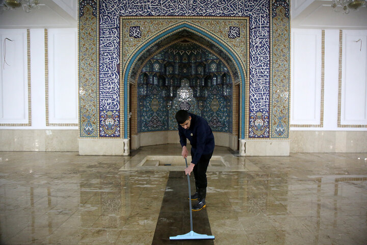 تصاویری از شستشو و آماده‌سازی شبستان جدید حرم مطهر بانوی کرامت برای خدمت‌رسانی به زائران