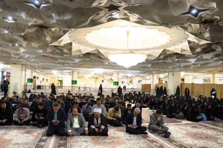 تجلیل از ۵۰۰ خادمیار مراسم نیمه شعبان در حرم مطهر بانوی کرامت