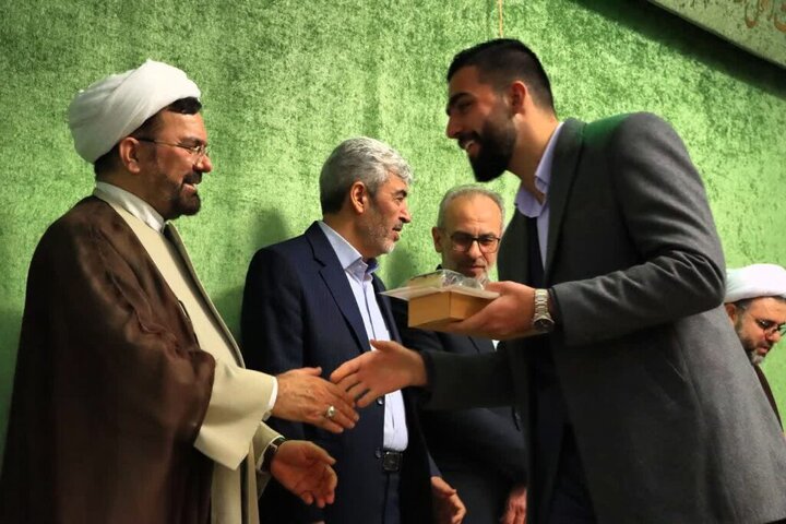 تجلیل از ۵۰۰ خادمیار مراسم نیمه شعبان در حرم مطهر بانوی کرامت