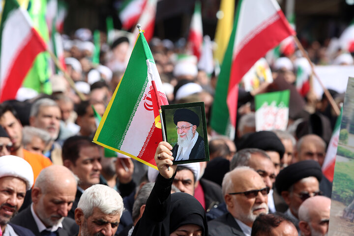 اجتماع پرشور راهپیمایی ۲۲ بهمن شهر مقدس قم در جوار حرم بانوی کرامت