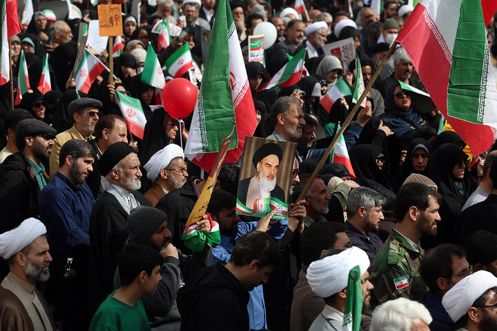 اجتماع پرشور راهپیمایی ۲۲ بهمن شهر مقدس قم در جوار حرم بانوی کرامت