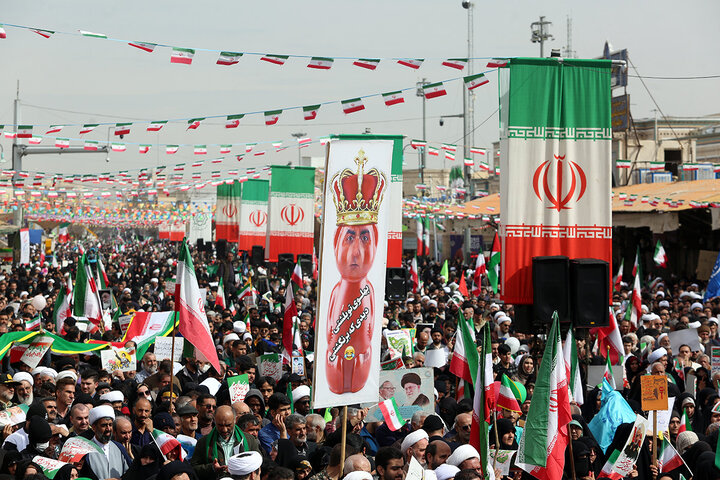 اجتماع پرشور راهپیمایی ۲۲ بهمن شهر مقدس قم در جوار حرم بانوی کرامت
