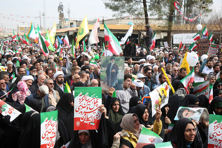 اجتماع پرشور راهپیمایی ۲۲ بهمن شهر مقدس قم در جوار حرم بانوی کرامت