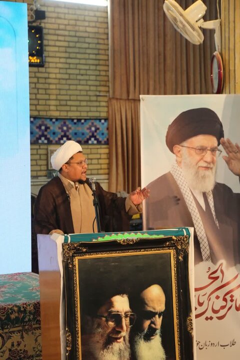 QOm