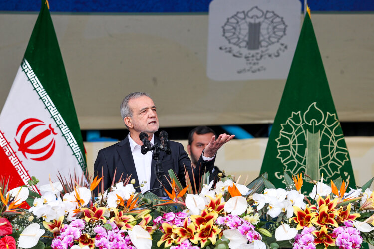 دکتر پزشکیان: ایران در برابر زیاده‌خواهی و بی‌عدالتی کوتاه نمی‌آید/ مردم در تمام کشور برای پاسداشت انقلاب به صحنه آمده‌اند