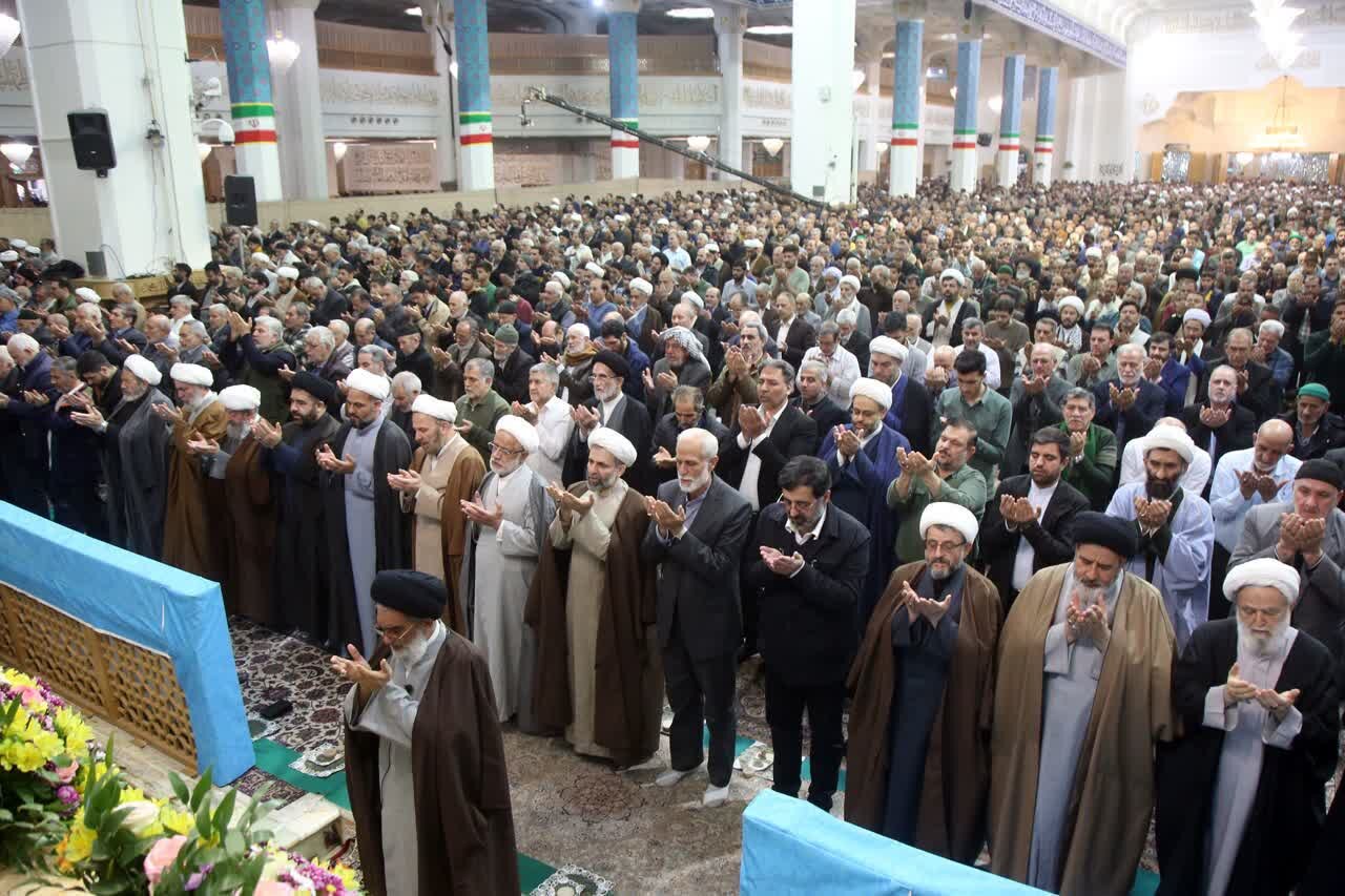 اقامه نماز جماعت باشکوه ظهر امروز به امامت آیت الله سعیدی در حرم مطهر حضرت معصومه(س)