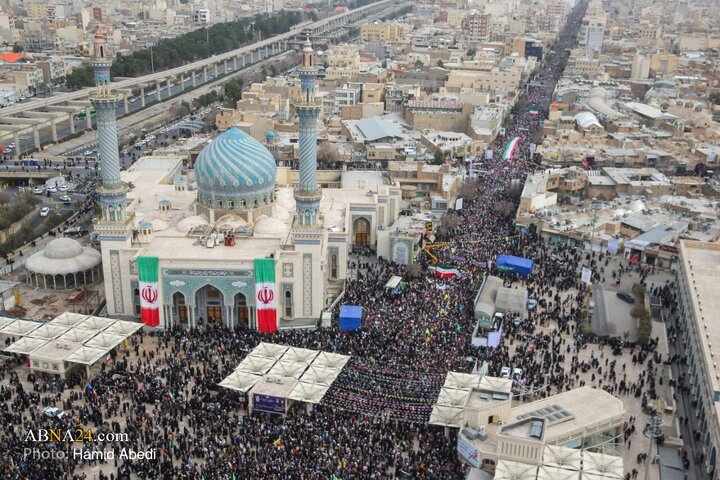 چهارشنبه (۲۲ بهمن ۱۴۰۴) راهپیمایی باشکوه سالروز پیروزی انقلاب اسلامی همزمان با سراسر کشور در قم برگزار شد و مردم حاضر در این جشن ملی گلباران شدند.