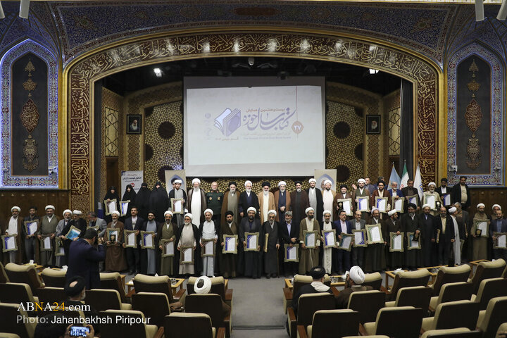 عکس یادگاری برگزیدگان بیست و هفتمین همایش کتاب سال حوزه و نهمین جشنواره مقالات علمی حوزه