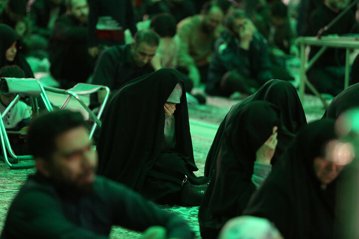 مناجات شبانه زائران حرم بانوی کرامت در «شب‌های بندگی»