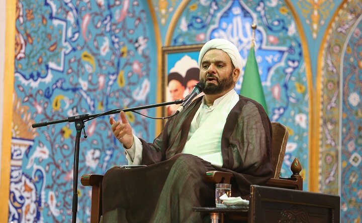 تمام جنبندگان برای «معلمِ خیر» استغفار می‌کنند