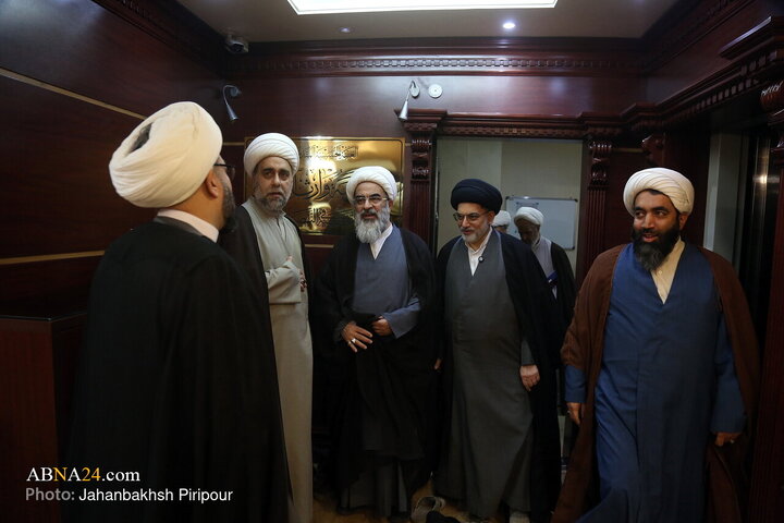 مراسم رونمایی از کتاب ارزشمند الشذرات الحسینیة تألیف آیت‌الله محمدجواد فاضل لنکرانی، رئیس مرکز فقهی ائمه اطهار سه‌شنبه (۲۸ بهمن ۱۴۰۴) درموسسه وارث الانبیاء عتبه مقدسه حسینیه برگزار شد.