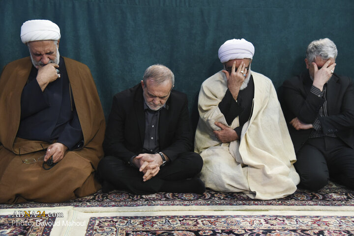 مراسم چهلمین روز شهادت شهدای جنایات تروریست‌های مسلح آمریکایی- صهیونیستی، سه‌شنبه (۲۸ بهمن‌ ۱۴۰۴) با حضور مسعود پزشکیان، رییس جمهور، سید عباس صالحی، وزیر فرهنگ و ارشاد اسلامی، آیت‌الله احمد مروی، تولیت آستان قدس رضوی و جمعی از مسئولان استانی و کشوری در رواق امام خمینی (ره) حرم مطهر رضوی برگزار شد.