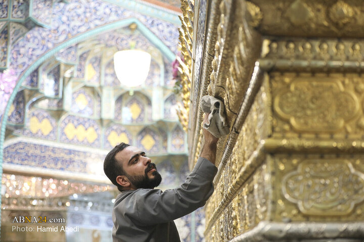 در آستانه فرارسیدن ماه مبارک رمضان، خادمان کریمه اهل‌بیت (س) مضجع پاک و نورانی اخت‌الرضا(ع) را در سحرگاه ۲۷ بهمن شست‌وشو و تنظیف کردند.