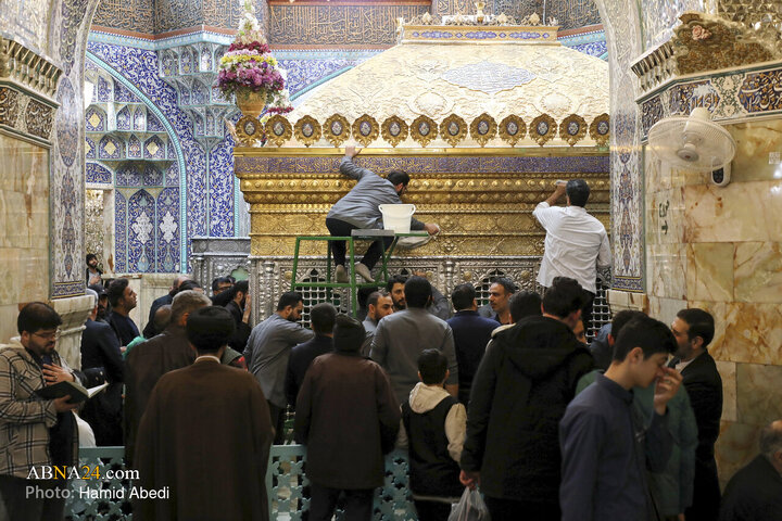 در آستانه فرارسیدن ماه مبارک رمضان، خادمان کریمه اهل‌بیت (س) مضجع پاک و نورانی اخت‌الرضا(ع) را در سحرگاه ۲۷ بهمن شست‌وشو و تنظیف کردند.