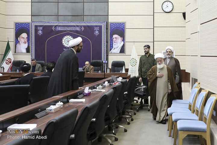 حضور آیت‌الله محمدهادی یوسفی غروی در نشست علمی «مطالعات فرامتنی در تحلیل تاریخ و سیره اهل‌بیت(ع)»