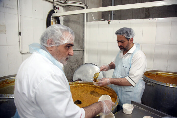 Photos: Simple Iftar Packaging at Hazrat Masoumeh Holy Shrine