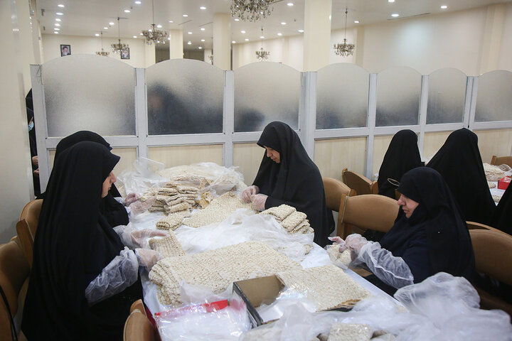 Photos: Simple Iftar Packaging at Hazrat Masoumeh Holy Shrine