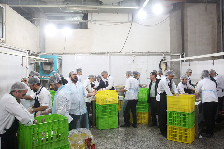 Photos: Simple Iftar Packaging at Hazrat Masoumeh Holy Shrine
