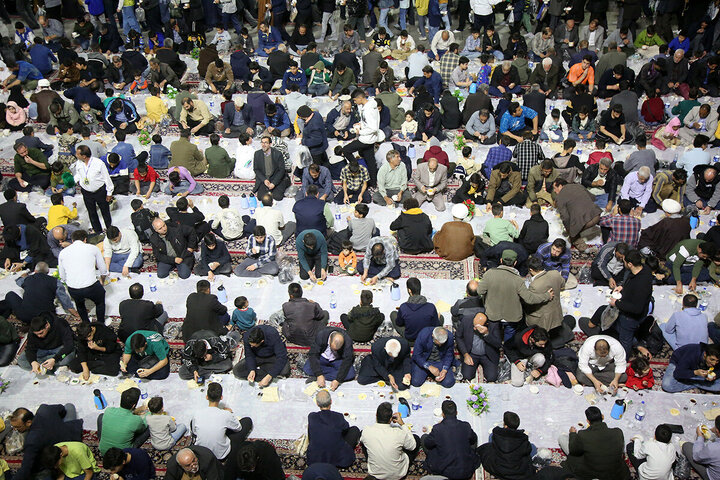 Photos: Iftar Banquet at Hazrat Masoumeh Holy Shrine on First Night of Ramadan