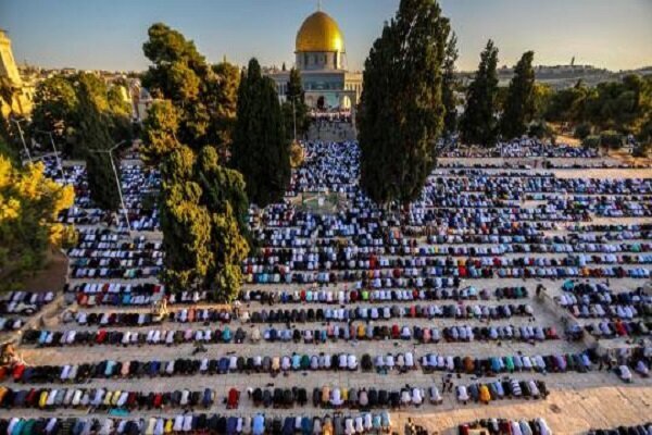 حضور ۸۰ هزار فلسطینی در نماز جمعۀ مسجدالاقصی با وجود محدودیت‌های شدید