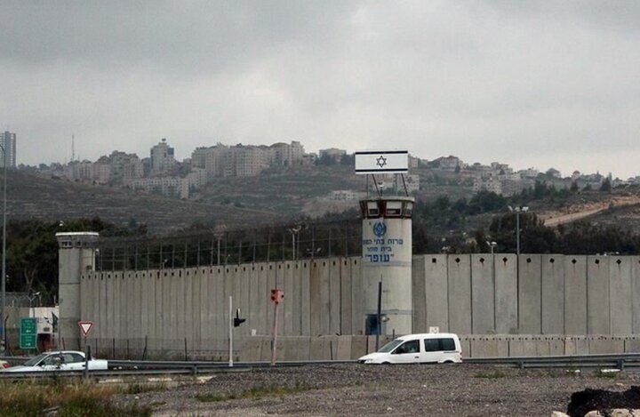 زندان عوفر اسرائیل، اسرای فلسطینی را در آغاز ماه رمضان از روزه‌داری محروم کرد