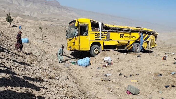 واژگونی یک اتوبوس در افغانستان ۸ کشته بر جای گذاشت