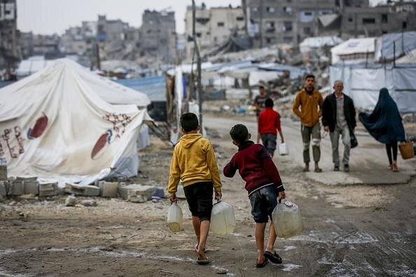 Flea infestation worsens suffering of displaced families in Khan Yunis camps
