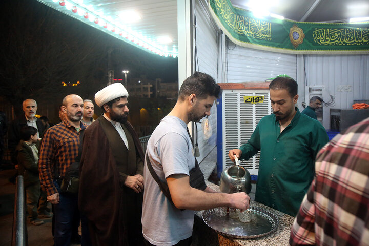 اطعام افطاری زائران حرم بانوی کرامت در ایستگاه‌های صلواتی