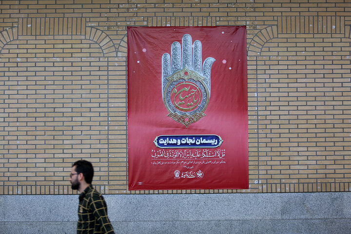 نصب آیات طرح «زندگی با آیه‌ها» در صحن‌ها و شبستان‌های حرم حضرت معصومه (س)