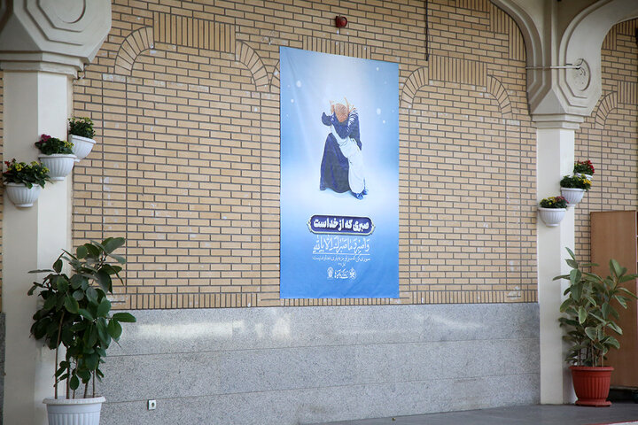 نصب آیات طرح «زندگی با آیه‌ها» در صحن‌ها و شبستان‌های حرم حضرت معصومه (س)